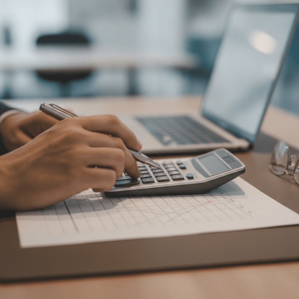 Calcul détaillé du TCO d'un PC portable professionnel avec calculatrice et tableau de coûts directs et indirects
